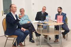 Dr. Förköli Gábor beszélget dr. Kovács Sándorral, dr. Balázs Mihállyal és dr. Molnár Lehellel. Elekes Botond fotója